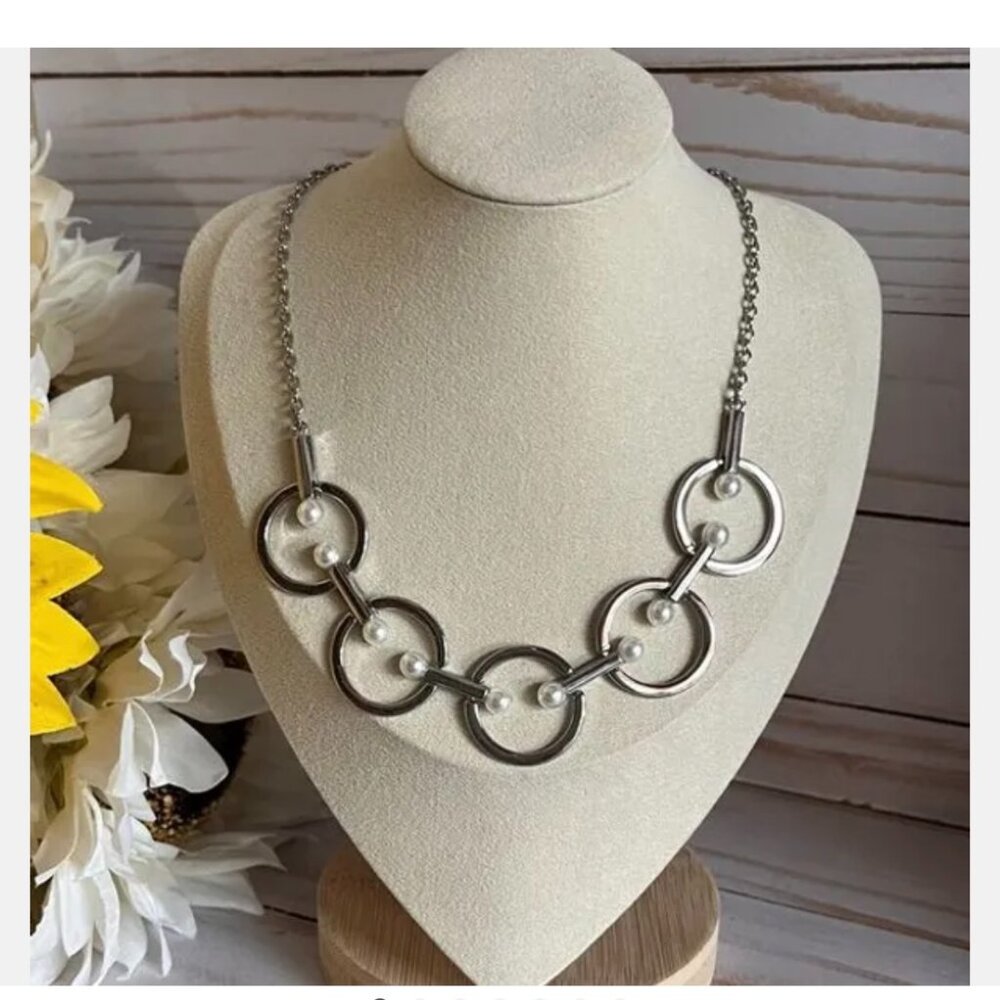 Ann Taylor Factory Fabulous Necklace Silver Tone Chain Links & Faux Pearls